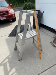 Louisville 4 Ft Aluminum Platform Step Ladder Wide Standing Deck