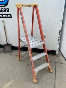 Louisville Pinnacle Fiberglass Step Ladder 3 Ft 300 lb Type IA