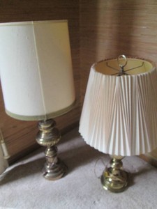 Assorted size brass tone table lamo...