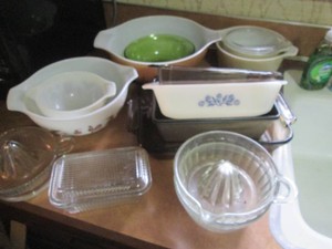 Assorted print vintage Pyrex bowls,...