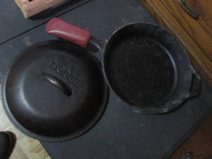 Lodge Cast iron skillet with lid an...