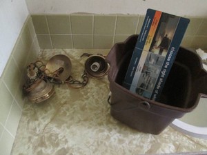 Metal shade hanging light fixture w...
