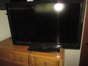 Vizio 32in flat screen TV with base...