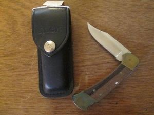 Vintage Buck pocket knife with leat...