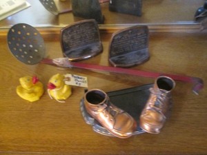 Vintage metal collectibles and Pea ...