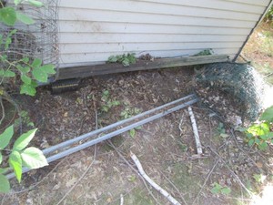 Misc garden fencing, tomato cages, ...