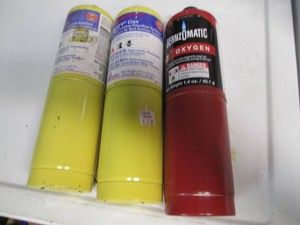 Full cylinders of Bernzomatic Oxyge...
