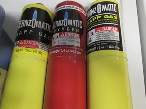 Full cylinders of Bernzomatic Oxyge...