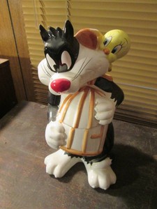 Vintage ceramic Sylvester and Tweet...