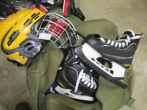 Mens size 10 Bauer supreme hockey s...