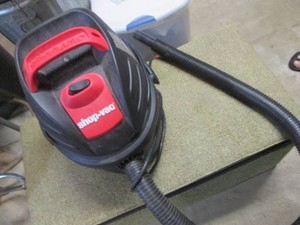 Newer 2.5-gallon shop vac with hose...