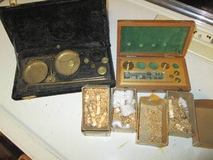 Antique scale level glass and weights