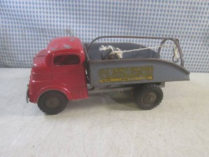 (EC1) Vintage Pressed Steel Structo Toyland Garage No. 822 Wind-Up Tow Truck 12 Long - Wind-Up Mechanism Doesnt Work