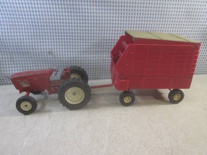 (EC1) Vintage Ertl Tractor and Ertl Forage Wagon Chopper Box
