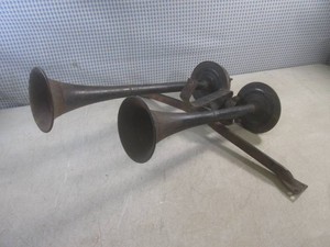(EC1) Vintage Dual Trumpet Air Horns with Mounting Bracket - Horns 21 and 16 Long