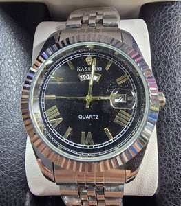 KASRLUO Mens Quartz Watch  Black Dial, Gold-Tone Accents, Day-Date & Fluted Bezel  40.64mm