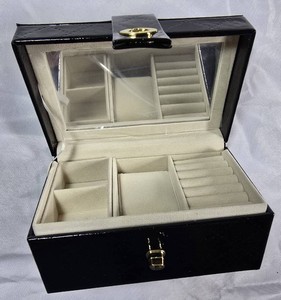 Akribos XXIV Elegant Quilted Jewelry & Watch Organizer Case