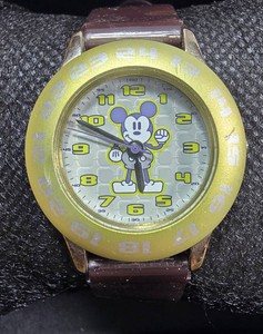 DISNEY MICKEY MOUSE LIME GREEN SPORT WATCH WITH CHARACTER BAND