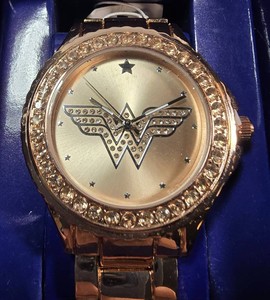 GOLDEN AMAZON GLAMOUR DC COMICS WONDER WOMAN CRYSTAL-ACCENT WATCH