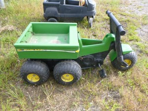 AMTeeny John Deere Kids 5-Wheel Peddle Riding Toy