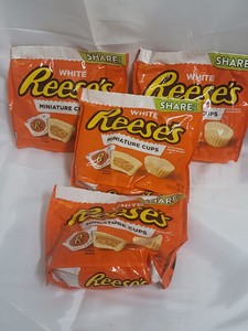 4-10.5oz White Reeses miniature cups Share Size