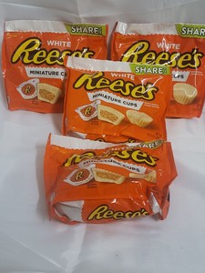 4-10.5oz White Reeses miniature cups Share Size