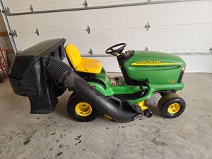John Deere LT160 Lawn Tractor