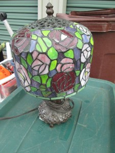 Heavy duty desk lamp with Tiffany style stained glass shade approx 14in tall