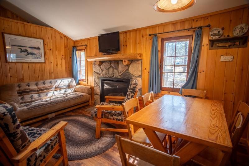 CB01 Timber Bay Cabin Experience - Two Bedroom Experience - The Cougar - 2 Room - 3 Bed Sleeps 6 (with futon)