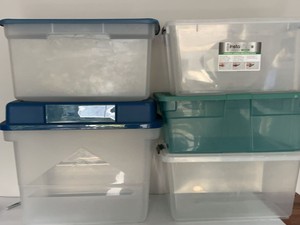 Set of 5 Plastic Storage Containers Totes With Lids Assorted Colors