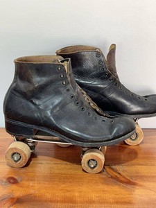 Vintage OFFICIAL ROLLER DERBY Brand Mens Black Leather High Top Roller Skates Pair w Wooden Wheels Size 10