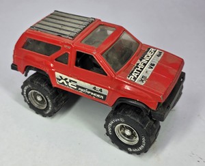 Vintage Pathfinder XE V6 4x4 Toy SUV