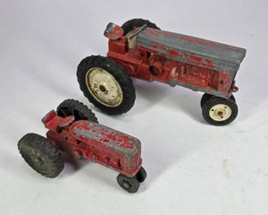 Vintage Carter Tru-Scale T-401 International Harvester Toy Tractor with Smaller Red Farm Tractor
