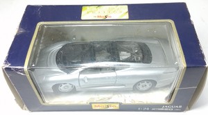 Maisto Premier Edition 124 Jaguar XJ220 (1992) Die-Cast Model