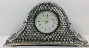 Vintage Decorative Wicker-Style Quartz Mantel Clock with Roman Numeral Dial