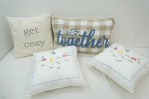 4 accent pillows