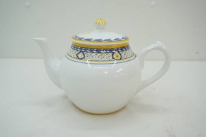 Real Ceramica tea pot hand painted in Portugal by artist M. Anjos