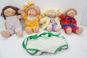 4 Cabbage Patch Dolls with carrier
