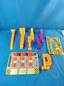 Mattel Hot Wheels Auto Tech Service Center and other parts