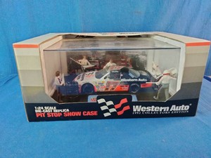 124 scale Racing Champions Western Auto 1992 Collectors Edition Pit Stop Show Case