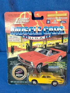 Vintage 1994 Johnny Lightning Muscle Cars U.S.A. 164 scale die-cast yellow 1970 Dodge Super Bee