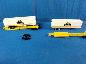 Lionel Southern Pacific TTUX Flatcar with Golden Pig Trailers