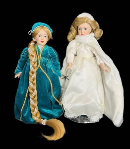O - Vintage Porcelain Storybook Dolls - Danbury Mint Rapunzel & Snow Queen (Lot of 2)
