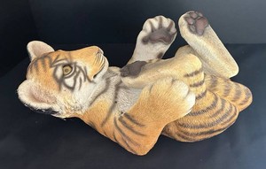 O - Tiger Figurine - Sandicast Sarah Bruce J851