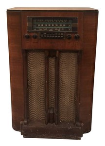 G - Vintage RCA Tube Console Radio