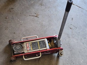 Craftsman 2 Ton AluminumSteel Service Jack - Will need a handle, Missing handle that engages