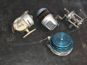 Lot of Vintage Fishing Reels Including SouthBend SpinCast 70, Bronson Royal 390, Mitchell SC200, and Shakespeare Model 1920 Wonder Reel