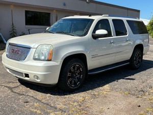 2012 GMC Yukon XL Denali  6.2L V8  AWD  No Accidents  (NO RESERVE)