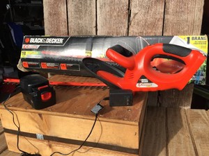 Black & Decker 18V Cordless Hedge Trimmer - Clean