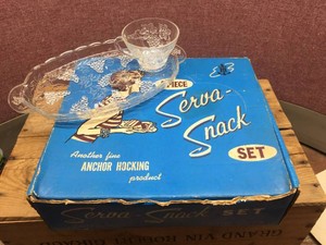 Vintage ANCHOR HOCKING 8 Pc Serva-Snack Set in Box